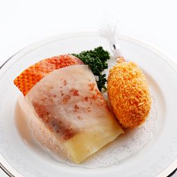 北京ダックのクレープ包みと蟹爪の揚げもの