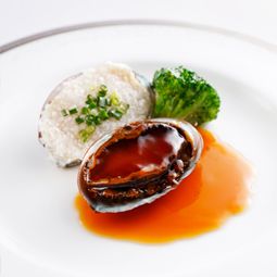 鮑のネギショウガ蒸しと鮑のオイスターソース煮