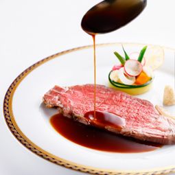 特選サーロインのローストビーフ 温野菜と西洋わさび 和風ソースとともに