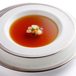 オークラ伝統のコンソメスープ 真珠に見立てたタピオカと季節野菜を添えて