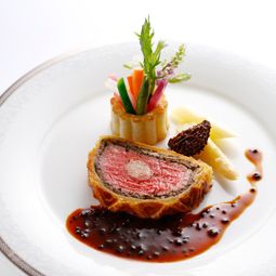 特選牛フィレ肉のフォア・グラ詰め パイ包み “ウエリントン” トリュフ香るソース
