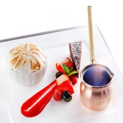 赤い果実とヴァニラのアイスクリーム コニャックの香りの炎に包んで