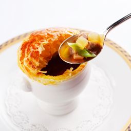 鴨のコンソメスープ パイ包み焼き