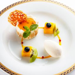ココナッツとパッションフルーツのムース 蜂蜜のアイスクリームを添えて