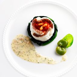 鯛のタンバルに柔らかムース詰め トマトコンフィチュール 松の実